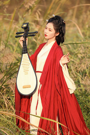 老奶奶去世3年 邻居帮打扫门前落叶